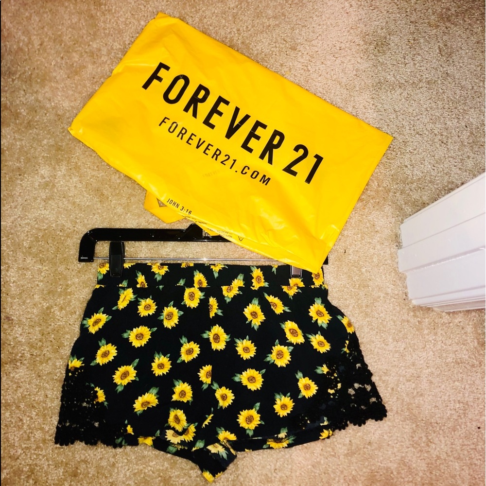 forever 21 sunflower shorts🌻💛